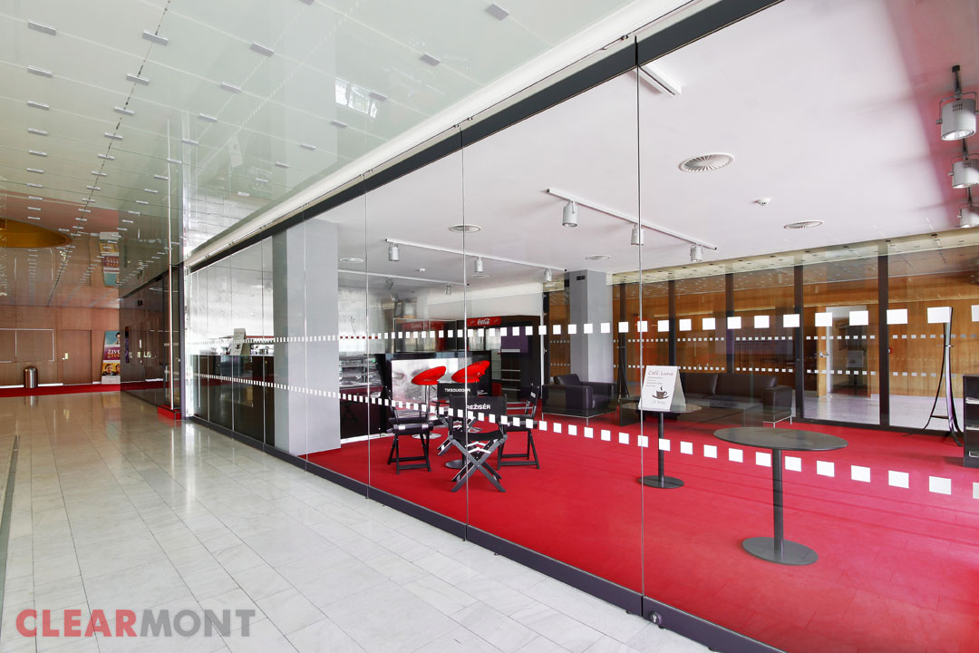 Skleněné mobilní stěny